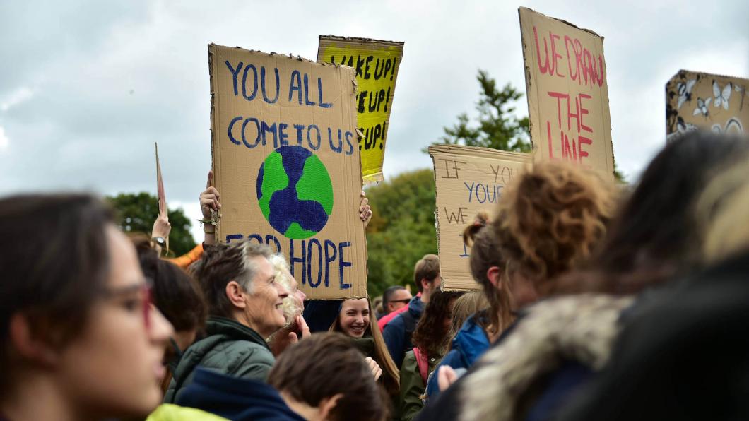 Klimaatdemonstranten met borden