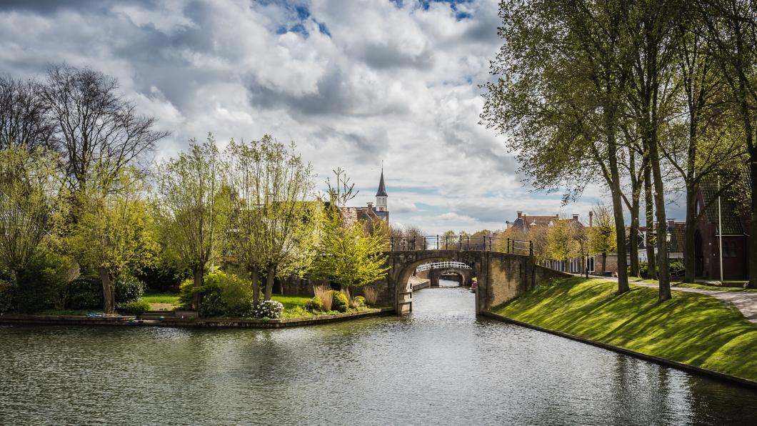 Een zonnige dag aan het water in een dorpje in Friesland