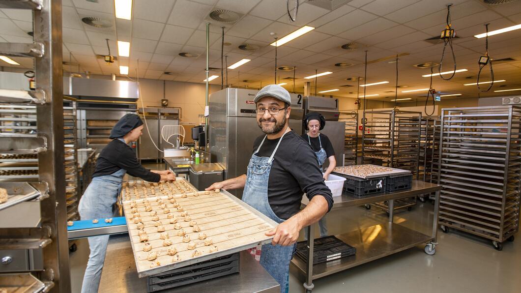 Koekjes bakken in een bakkerij