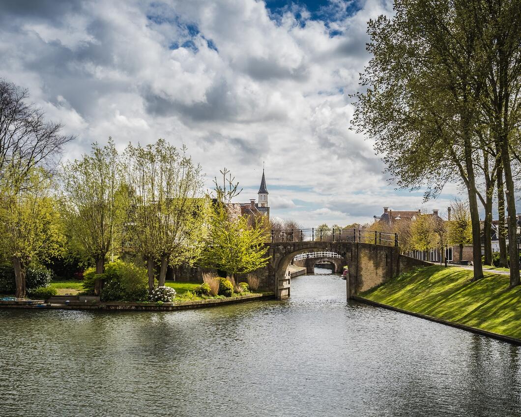 Een zonnige dag aan het water in een dorpje in Friesland