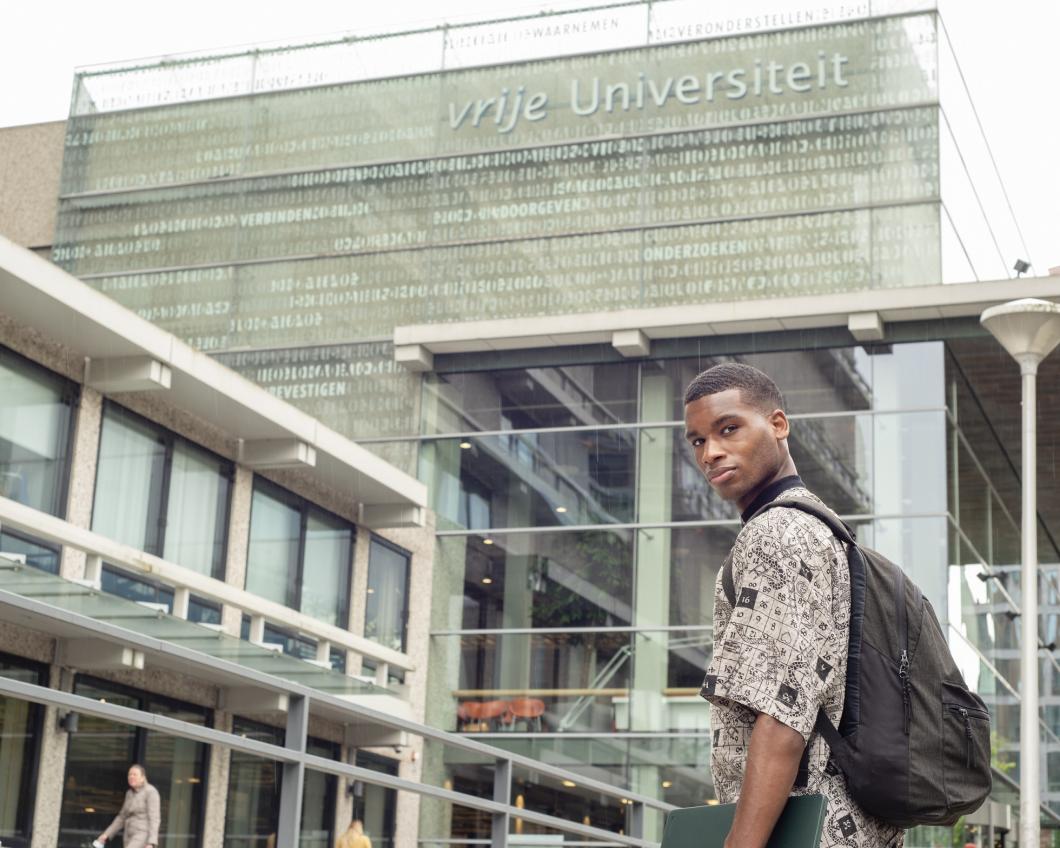 Jongen staat voor universiteit