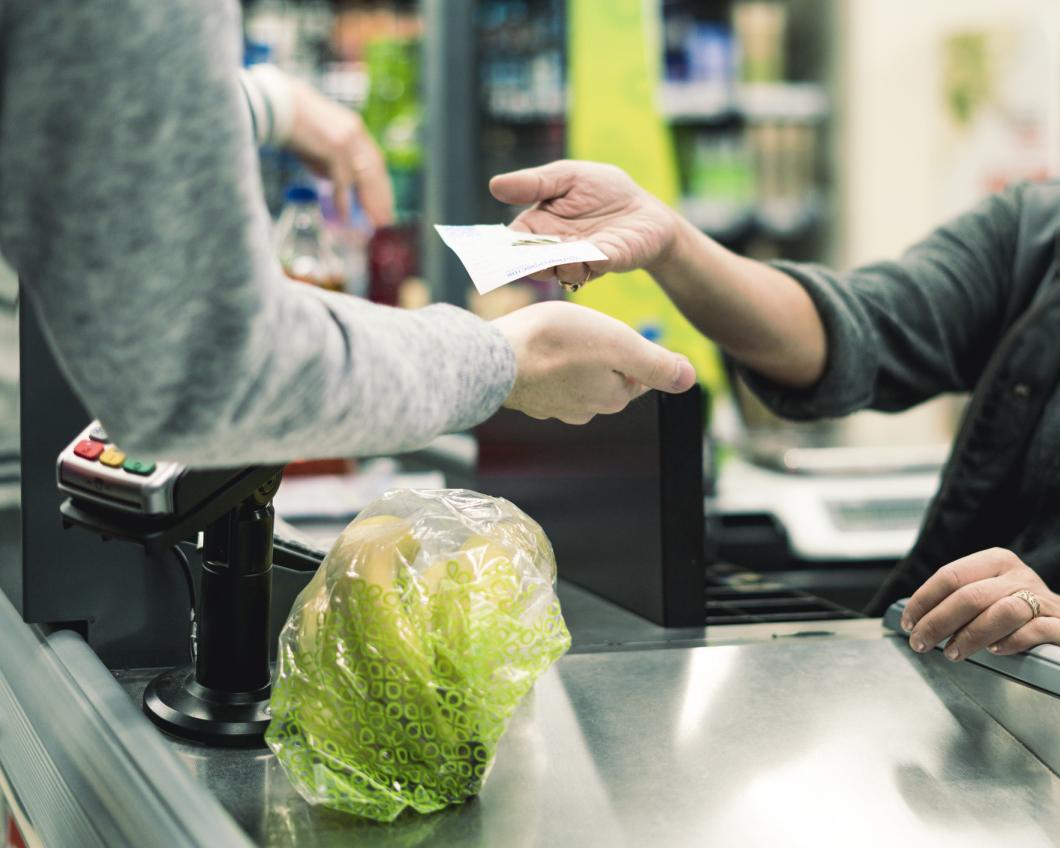 Een klant rekent bananen af bij de kassa in de supermarkt