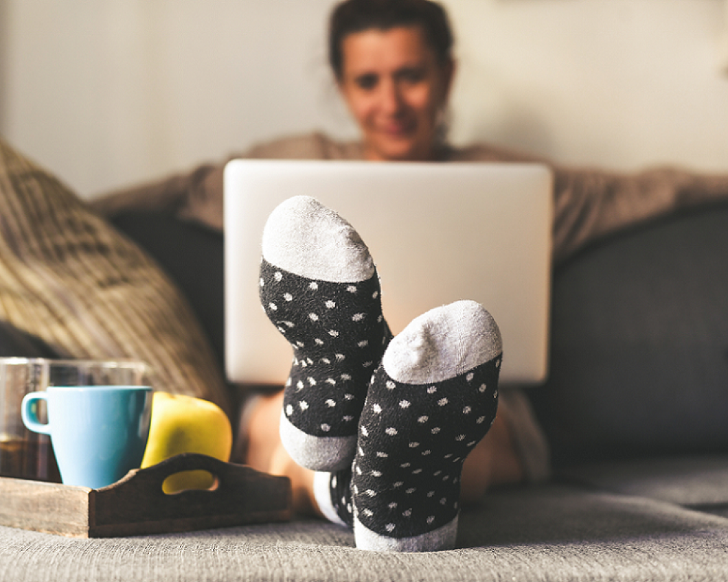 Foto van vrouw met haar laptop op de bank