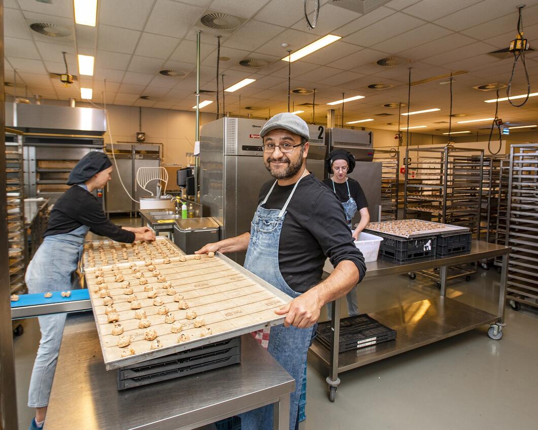 Koekjes bakken in een bakkerij