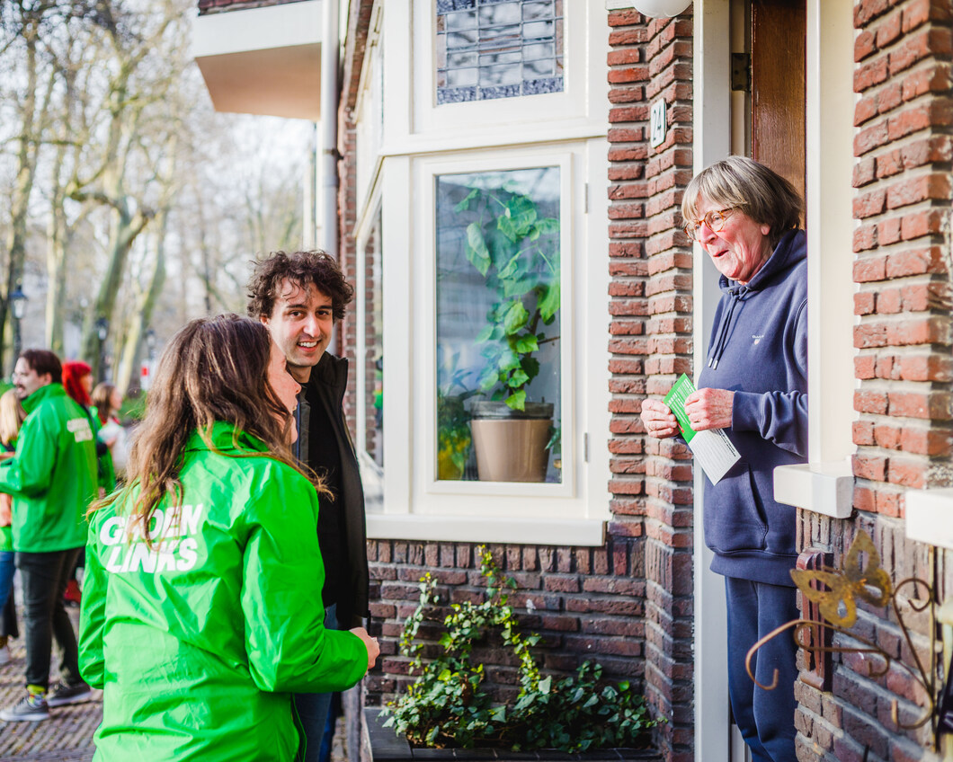 jesse en vrijwilliger lopen huis aan huis