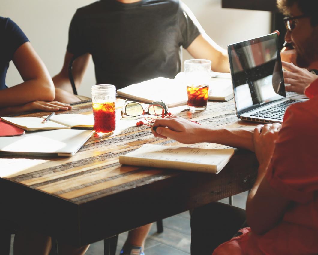 studenten aan houten tafel pexels stockphoto.jpg