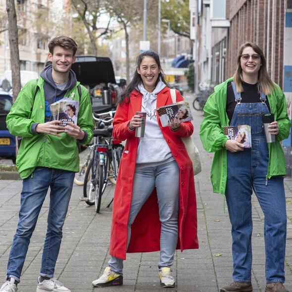 Afbeelding van 3 campaigners op straat die een brief van Jesse bezorgen